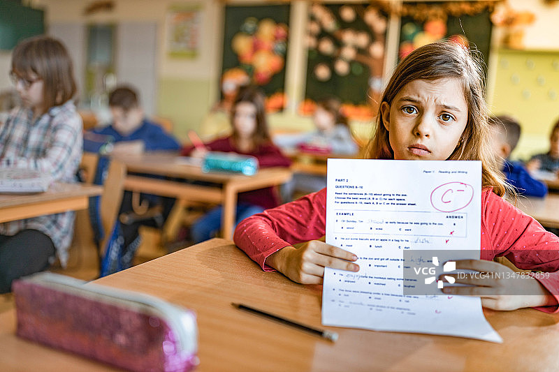 我考试得了C-！图片素材