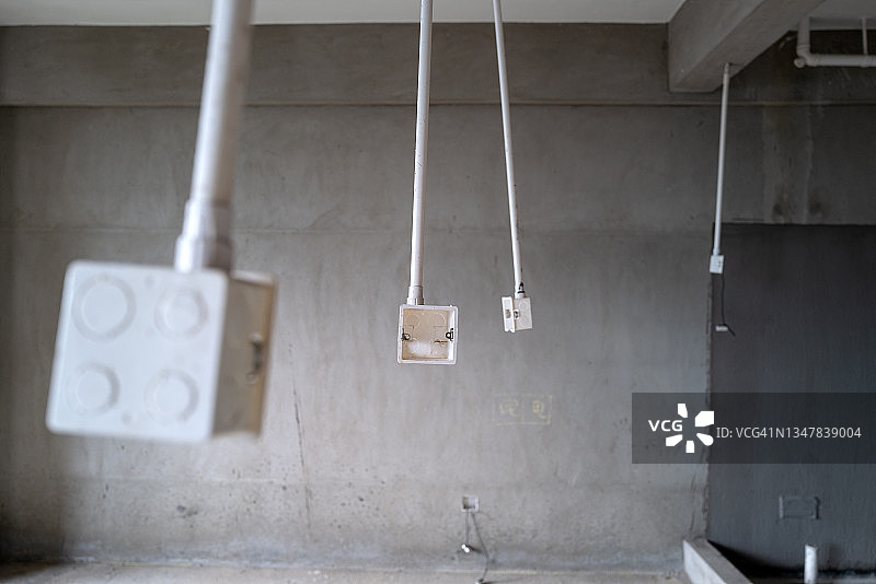 待装修的混凝土公寓中的电源开关盒图片素材