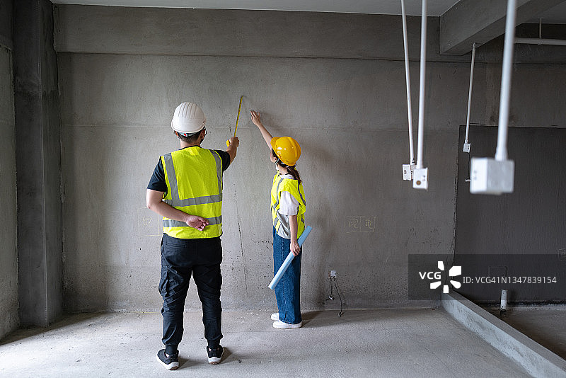 亚洲男女工程师在新房里讨论工作图片素材