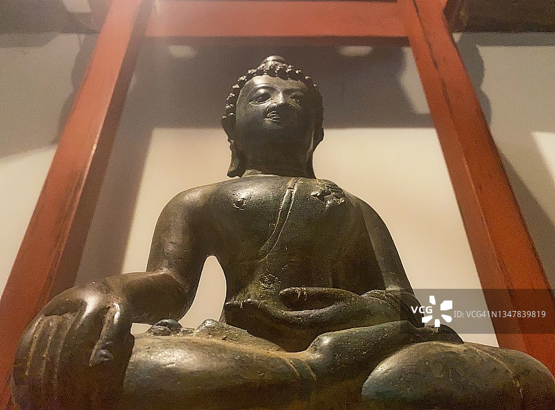 泰国寺庙中静坐佛像之美图片素材