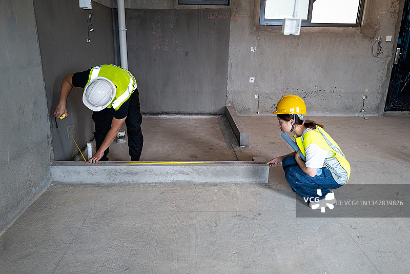 一对男女设计师在新房子里工作图片素材
