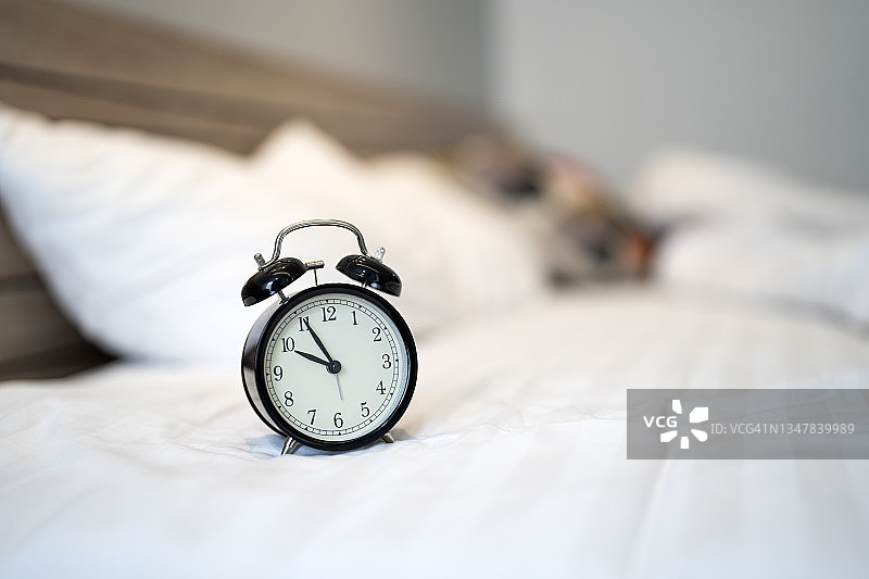 床上的闹钟特写图片素材