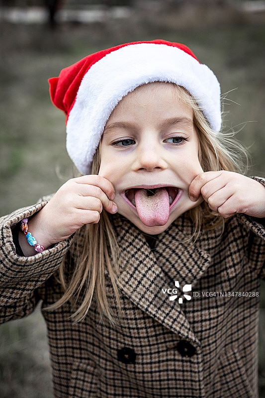 戴着圣诞帽的天真烂漫的小女孩图片素材