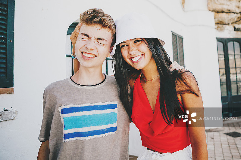 青少年朋友在户外合影，穿着休闲夏装图片素材