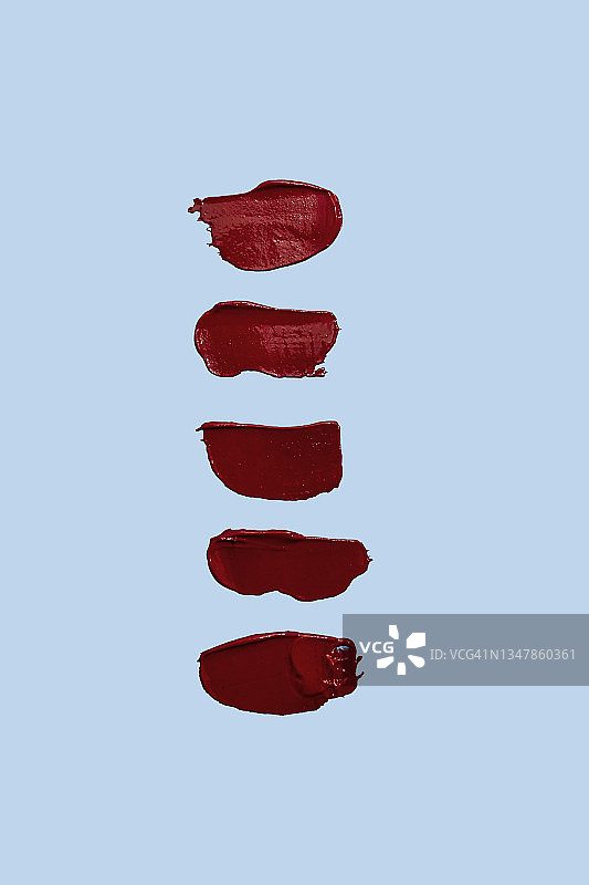 蓝色背景上的红色口红特写纹理图片素材