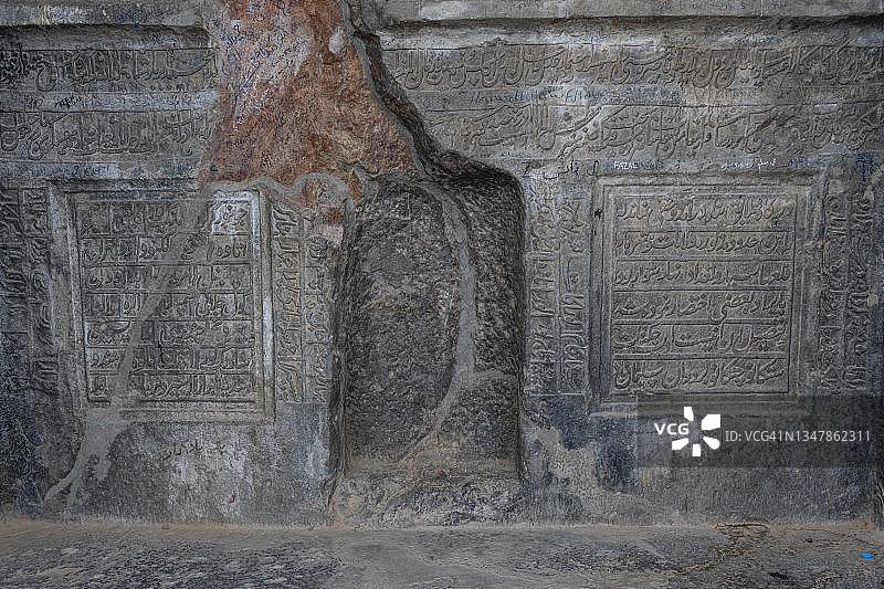 阿富汗坎大哈奇尔泽纳（四十步）的坎大哈双语岩石铭文图片素材