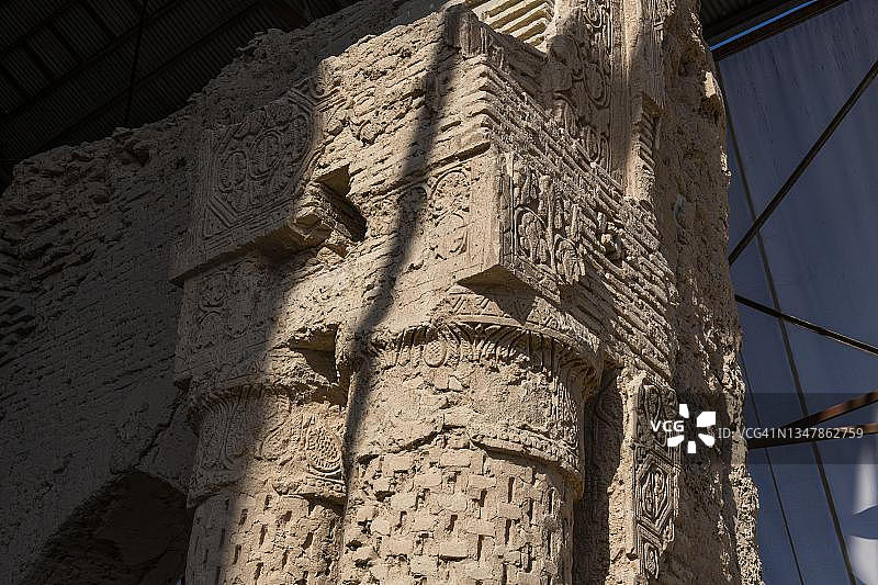 阿富汗巴尔赫的哈吉·皮亚达清真寺或诺贡巴德清真寺的柱子和拱门细节图片素材