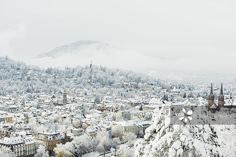 德国巴登-符腾堡州弗莱堡城堡山的冬季雪景图片素材