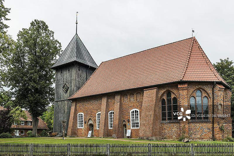 德国下萨克森吕讷堡石楠自然公园圣洛朗修斯教堂图片素材