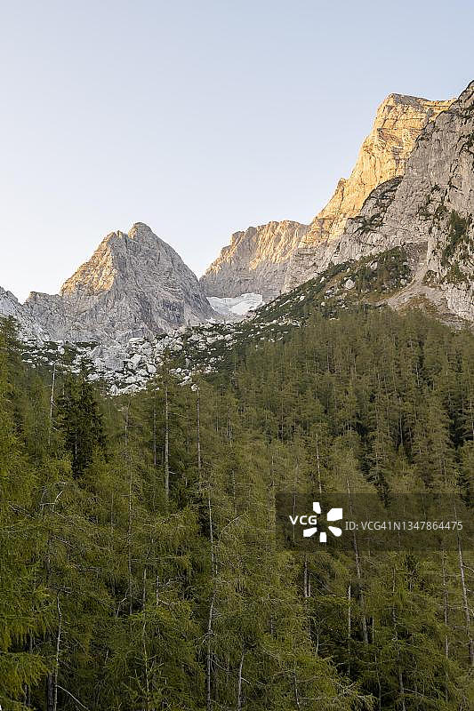 德国上巴伐利亚贝希特斯加登阿尔卑斯山的布劳埃斯峰和霍赫卡尔特峰图片素材