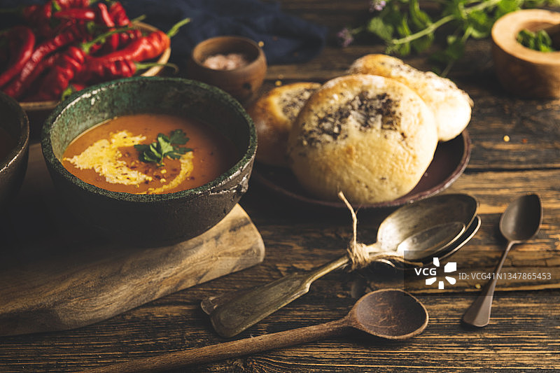 自制番茄汤配洋葱面包图片素材