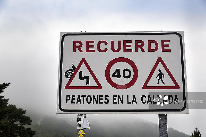 各种交通标志警告道路上的行人,多雾的山地景观,位于西班牙加利西亚自治区A Coruna省Finisterre角的圣地亚哥之路图片素材