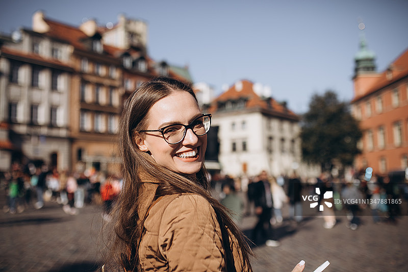 女人对着镜头微笑图片素材
