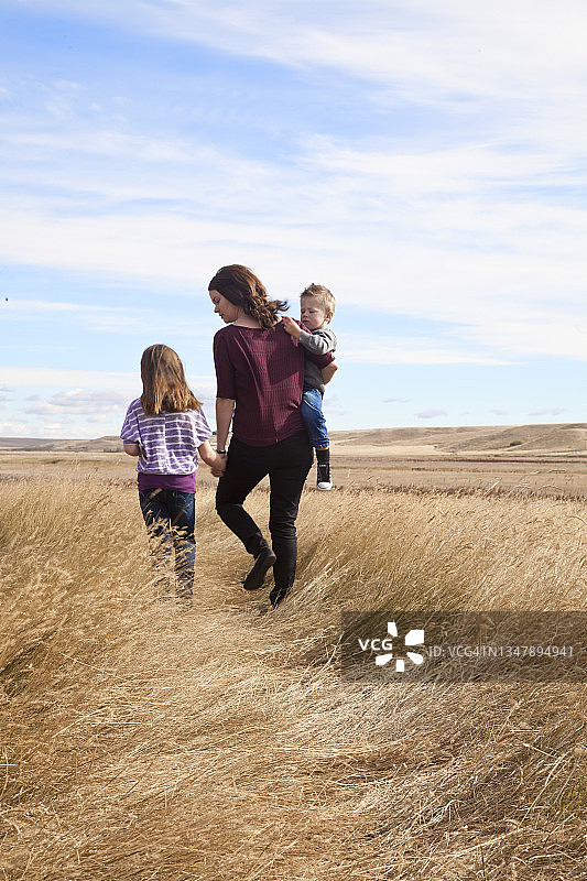 和妈妈一起乡村漫步图片素材
