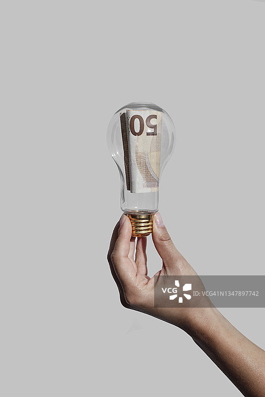 灯泡里的50欧元纸币，象征电费上涨图片素材