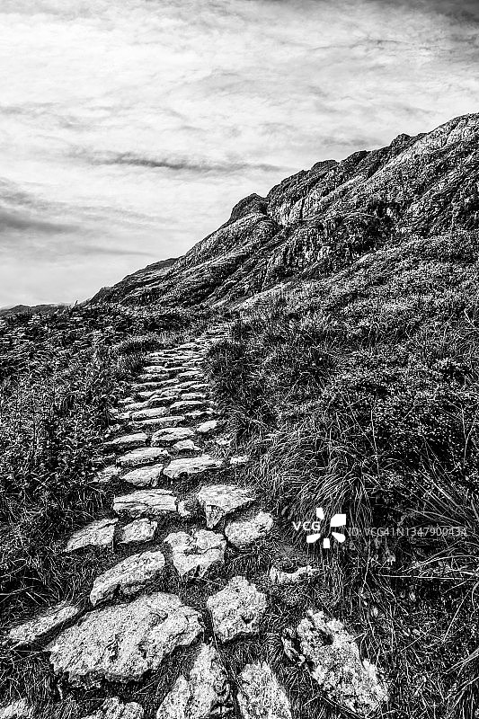 黑白山间小路图片素材