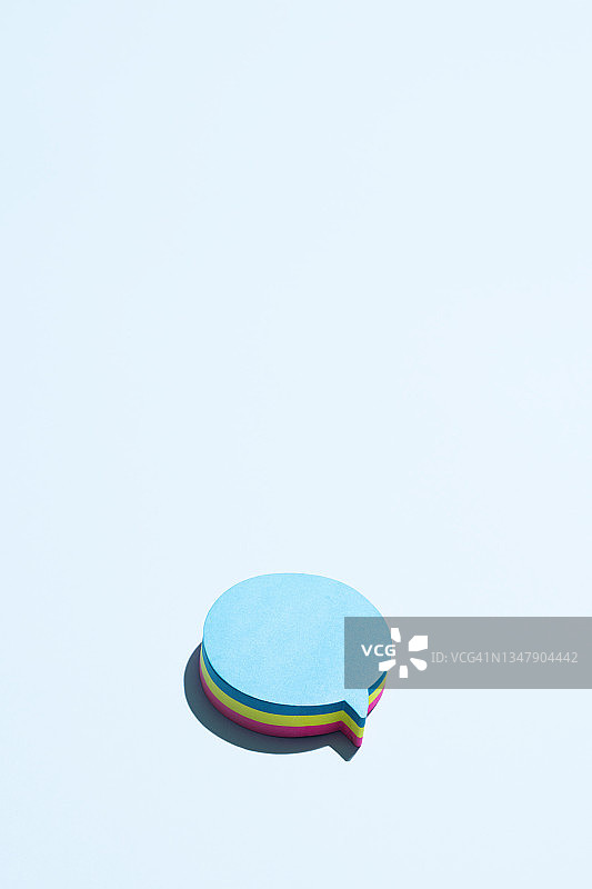 蓝色背景上的漫画气泡形状的蓝色空白便签图片素材