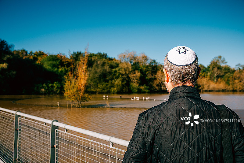 一个戴着小圆帽的犹太男人在公园里图片素材