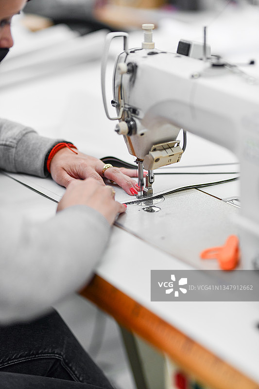 专注缝纫的女纺织工人图片素材