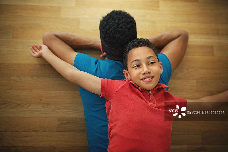 母亲和儿子在地板上放松图片素材