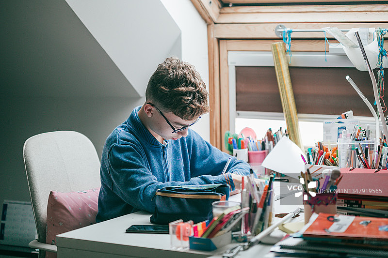 在家做数学作业的少年图片素材