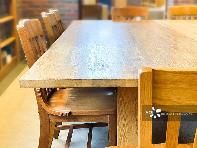 学生用空木制公共桌椅图片素材
