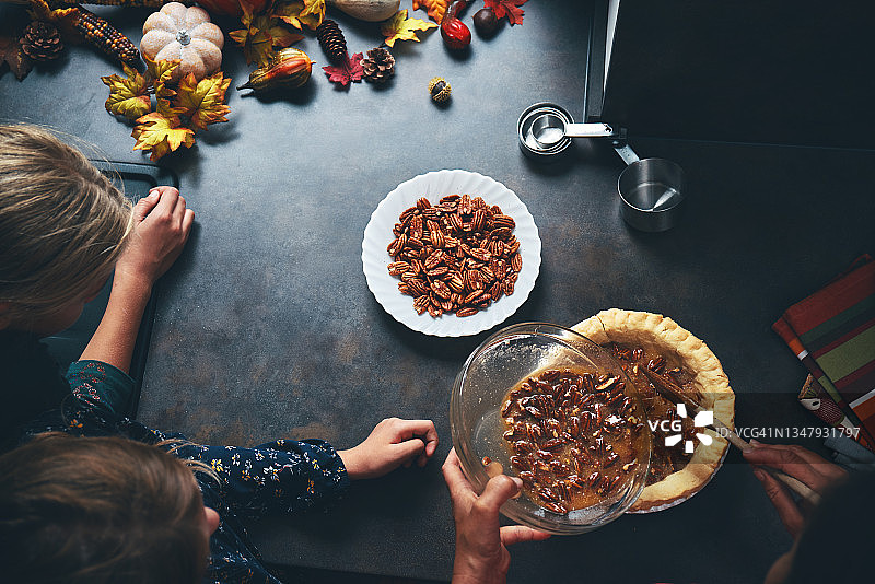 准备节日用山核桃派图片素材
