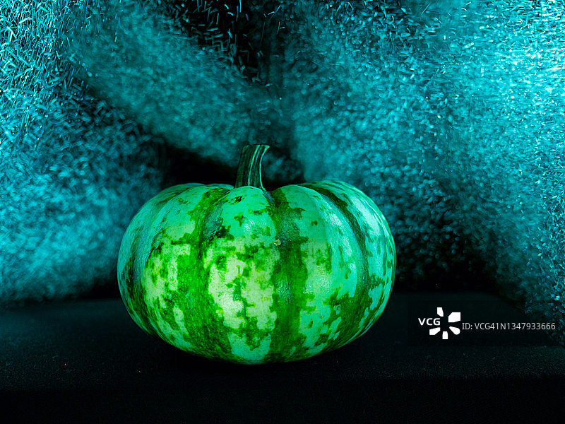 创意摄影：神秘背景下的南瓜图片素材