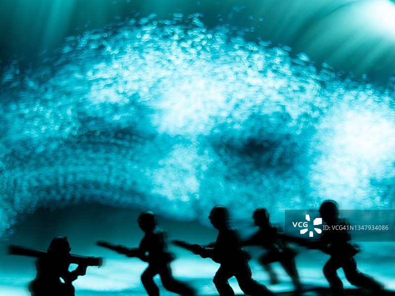 在暴风雨夜晚的战争中奔跑作战的士兵图片素材