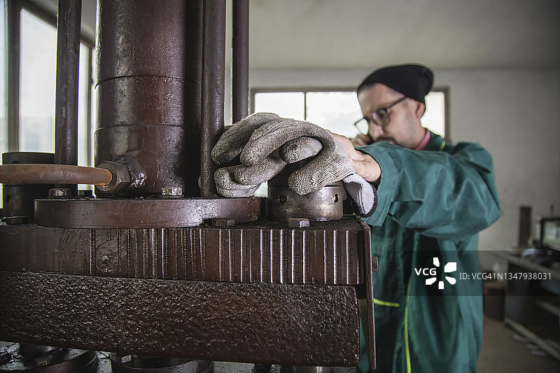 下班后给家里打电话图片素材