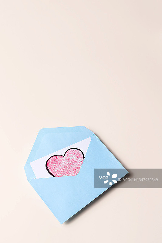粉色背景上带有爱心信息的蓝色打开的信封图片素材