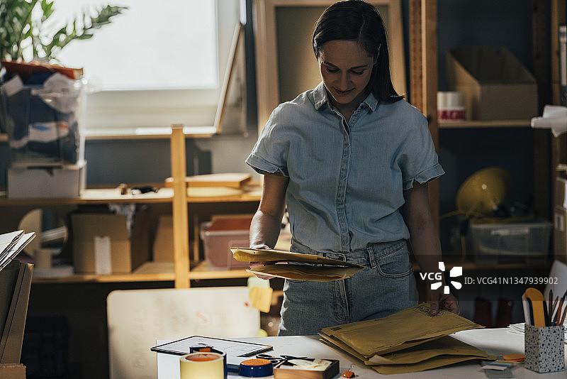 在仓库工作的漂亮女商人图片素材