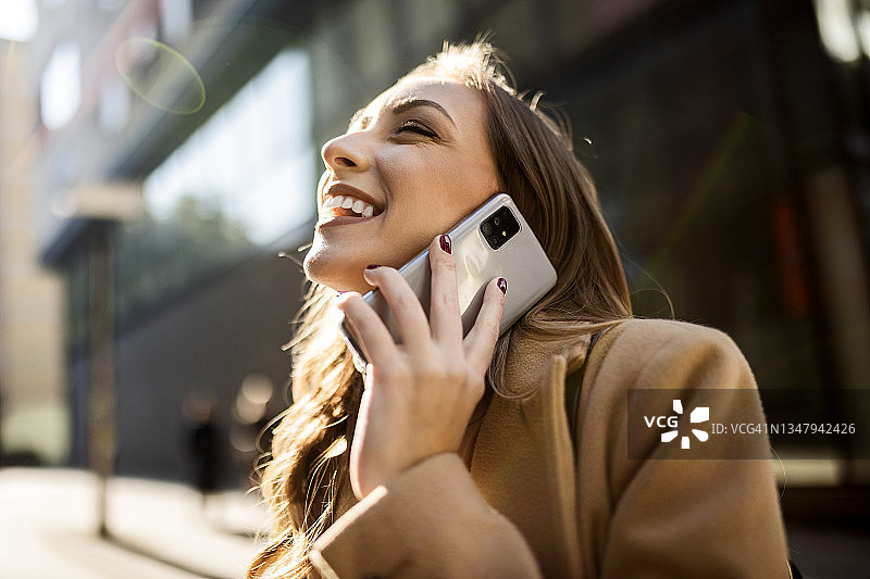 上班途中用智能手机通话的女人图片素材