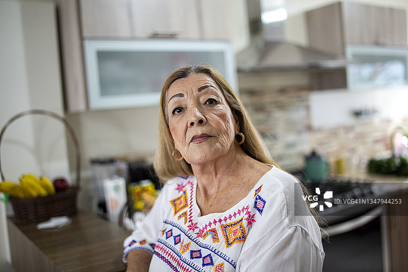 在家中的老年妇女肖像图片素材