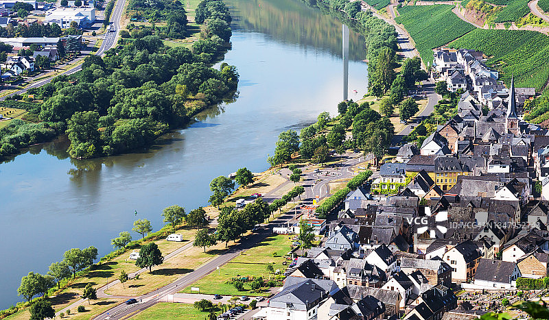 德国莱茵兰-普法尔茨州乌尔齐格村与摩泽尔河图片素材