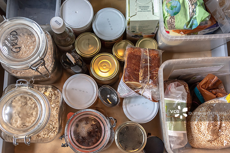 厨房抽屉俯视：罐子和袋子里的食物图片素材