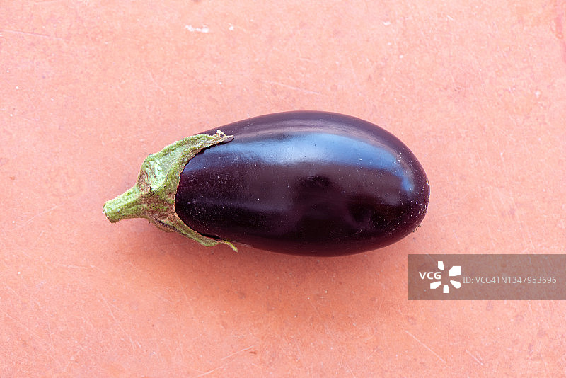 橙红色表面上的茄子图片素材