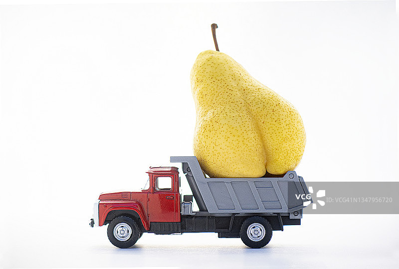 运送漂亮梨子的红色玩具卡车图片素材
