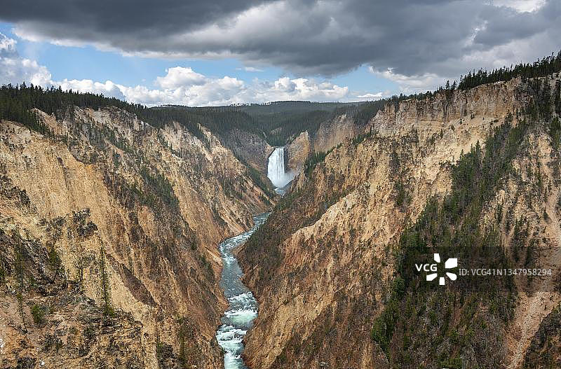 黄石河穿过峡谷，黄石大峡谷，大观景点，美国怀俄明州黄石国家公园图片素材