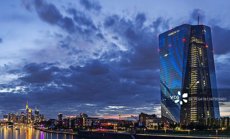 欧洲央行大楼与法兰克福天际线夜景（德国法兰克福）图片素材