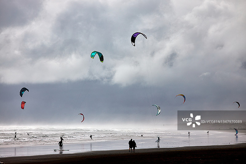 穆里怀风筝冲浪图片素材