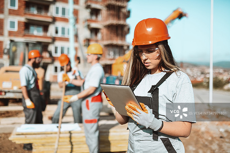 专注的女土木工程师在工地用平板电脑检查方案图片素材
