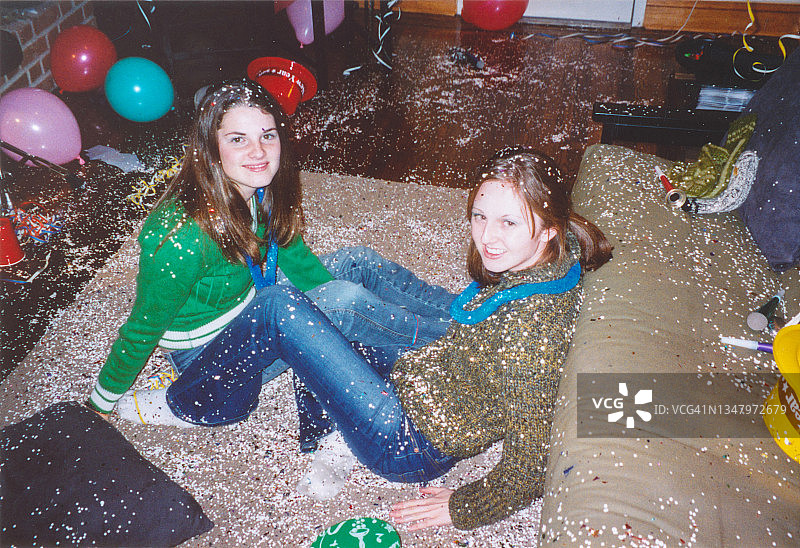 复古新年除夕派对与朋友庆祝图片素材