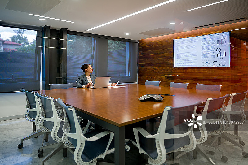 主题演讲者在会议室准备演示文稿图片素材