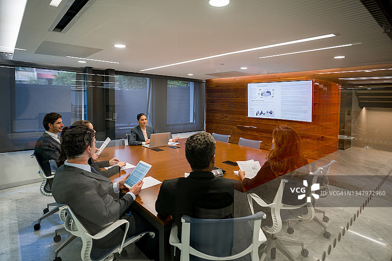 在办公室参加商务会议的员工们图片素材
