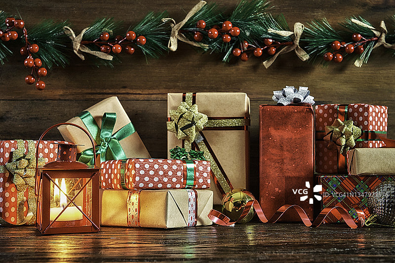 乡村背景上的圣诞红色烛台与圣诞礼物图片素材