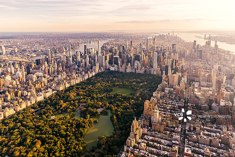 美国纽约市天际线鸟瞰图，含中央公园和曼哈顿图片素材