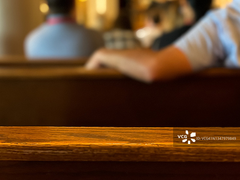 长椅上坐着无法辨认的人的背影图片素材