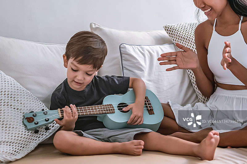 弹吉他的小男孩图片素材