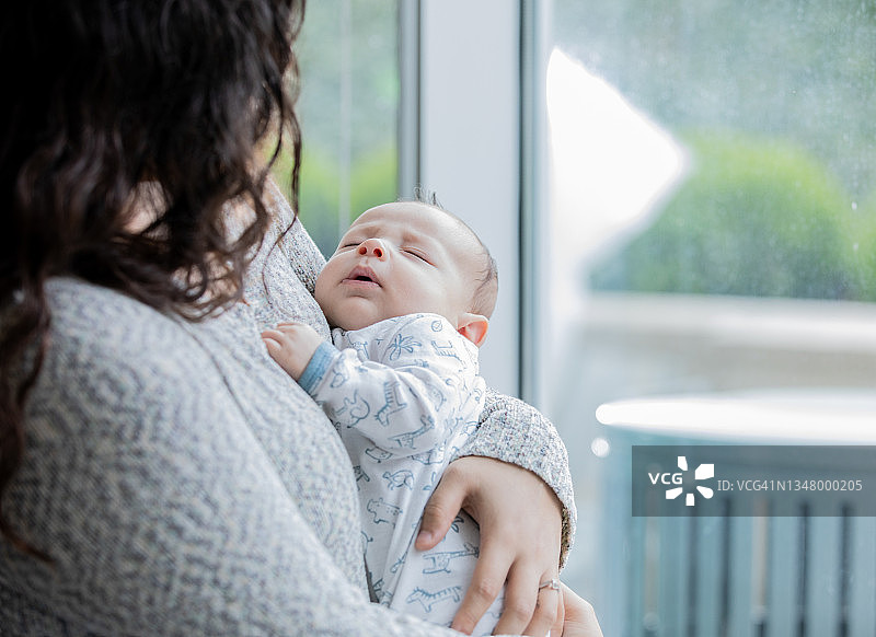 单亲妈妈抱着新生儿图片素材